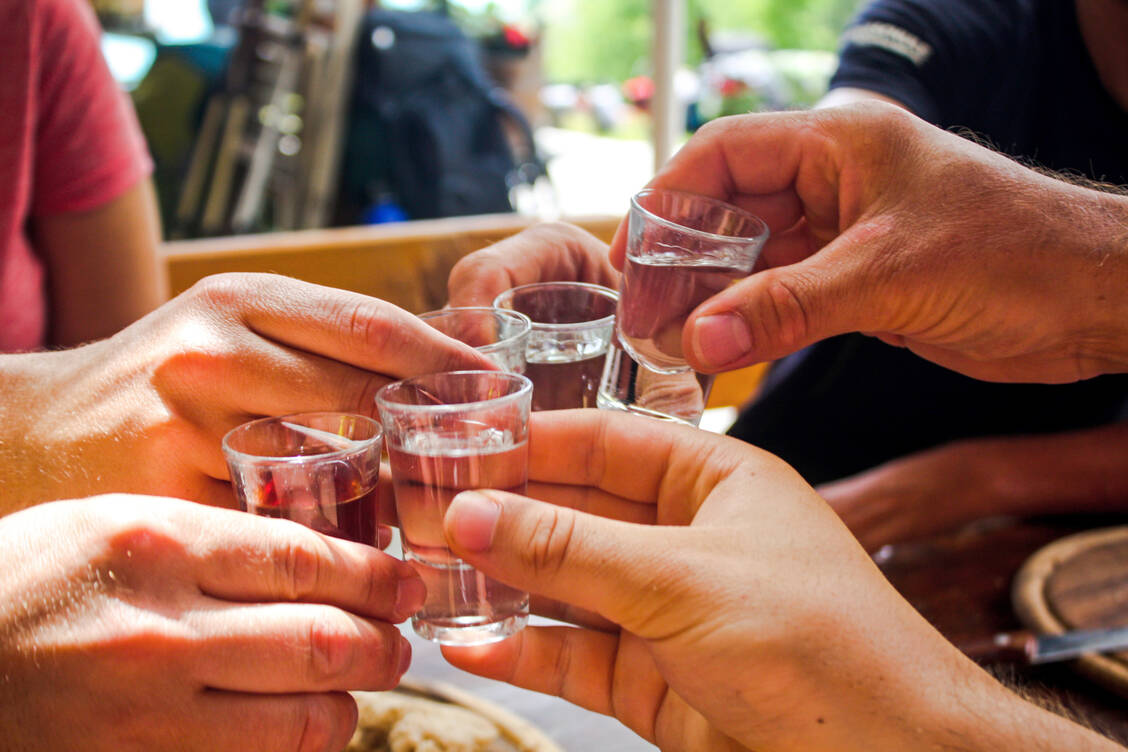 Alkohol kann ab einem gewissen Pegel die autonomen regulatorischen Prozesse des Herzens beeinträchtigen. / © Adobe Stock/mdoelle