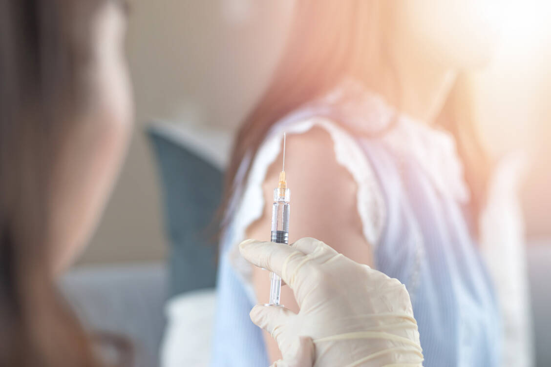 Öffentliche Apotheken müssen verschiedene Impfstoffe und Antitoxine vorrätig halten oder kurzfristig beschaffen können. Dieses Notfalldepot soll nach dem Willen der Apotheker deutlich verschlankt werden. / Foto: Adobe Stock/Khunatorn