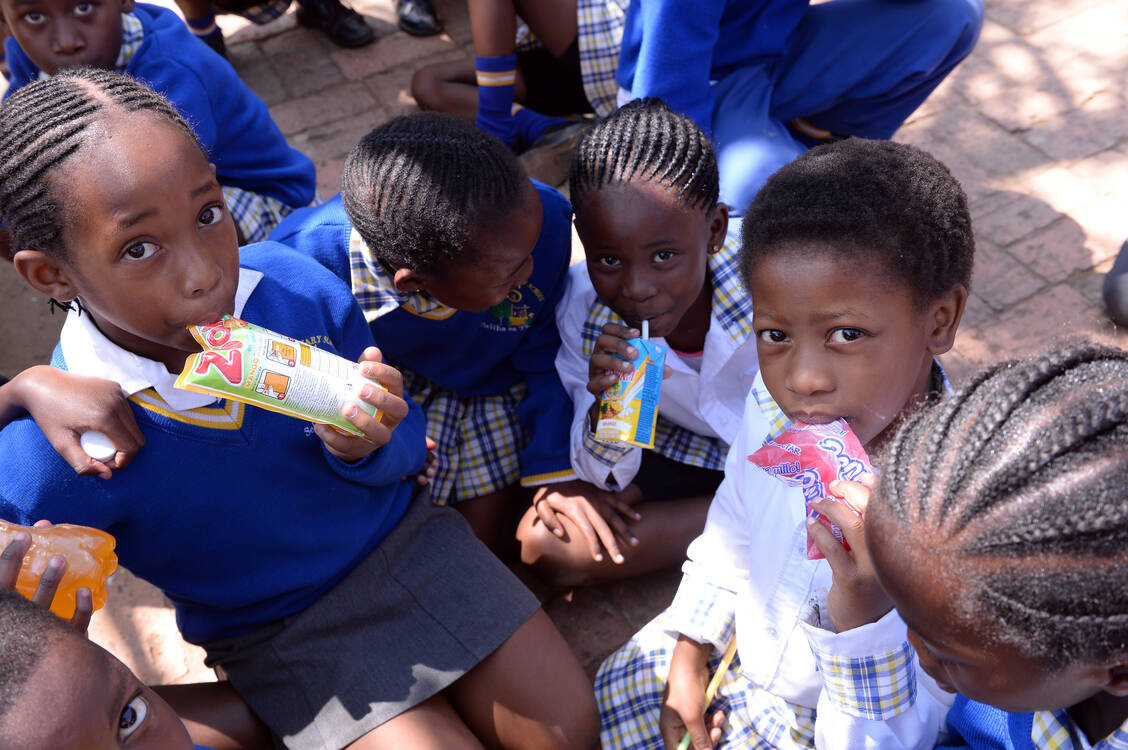 Fast-Food und Softdrinks gibt es mittlerweile überall auf der Welt. Sie werden auch in Entwicklungs- und Schwellenländern zunehmend zum Gesundheitsproblem für Kinder. / Foto: UNICEF/UNI205791/Hearfield