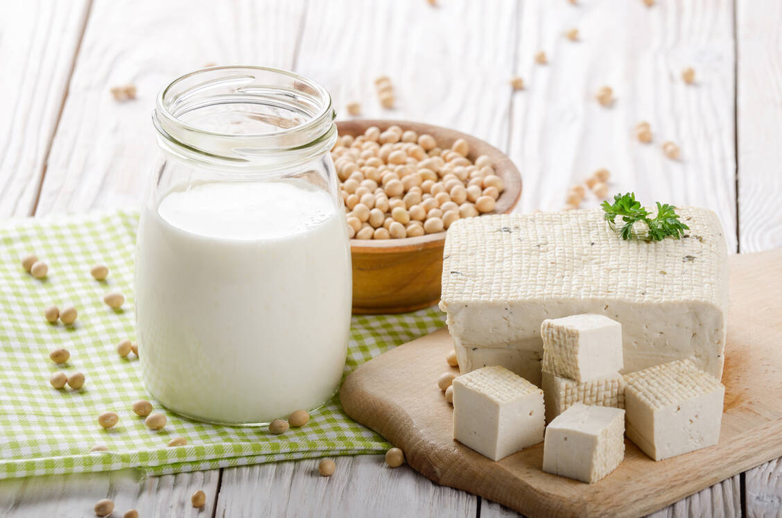 Eine Sojaprotein-reiche Ernährung kann dazu beitragen, den Cholesterol-Spiegel zu senken. Für die Einnahme isolierter Sojaproteine oder Soja-Isoflavone in Form von Nahrungsergänzungsmitteln ist dies bislang nicht belegt.  / © Adobe Stock/Mikhailov Studio