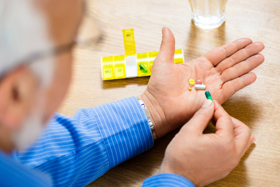 Wenn Parkinson-Patienten ihre Tabletten nicht mehr selbst aus dem Originalblister oder der Dose bekommen, kann das Stellen in einer Wochendosette eine große Hilfe sein (Symbolbild). / Foto: ABDA