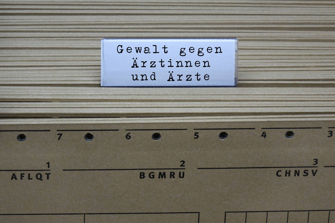 Gewalt im Gesundheitswesen ist kein neues Thema. Es gewinnt aber an Brisanz, weil es immer mehr Vorfälle gibt. Nun soll gegengesteuert werden. / © IMAGO/Steinach