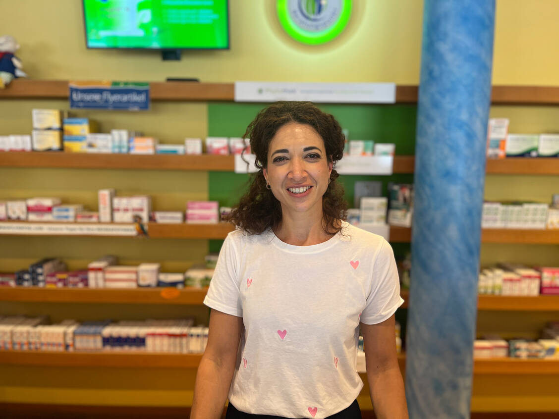 Apothekerin Sylvia Begemann (Möhler-Apotheke Igersheim) hatte Bundesgesundheitsministerin Nina Warken (CDU) zu Besuch / © PZ