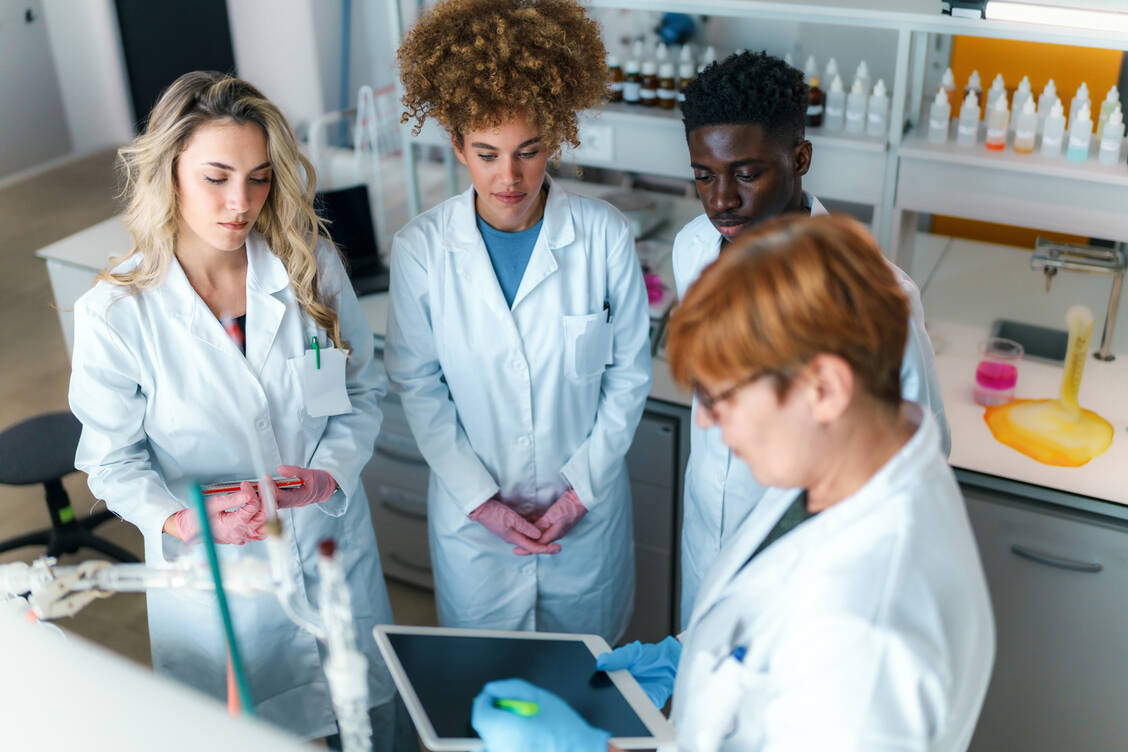 Das Pharmaziestudium muss moderner werden. Wieder einmal wird in einem DAT-Antrag die Novellierung der Approbationsordnung gefordert. / © Shutterstock/f.t.Photographer
