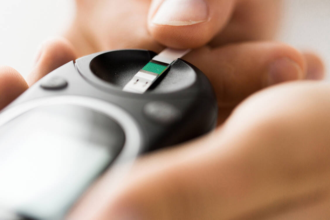 Eine Hyperglykämie zum Zeitpunkt der Aufnahme ins Krankenhaus halten Forscher aus Spanien für einen starken Prädiktor für einen kritischen Covid-19-Krankheitsverlauf. / Foto: Adobe Stock / Syda Productions