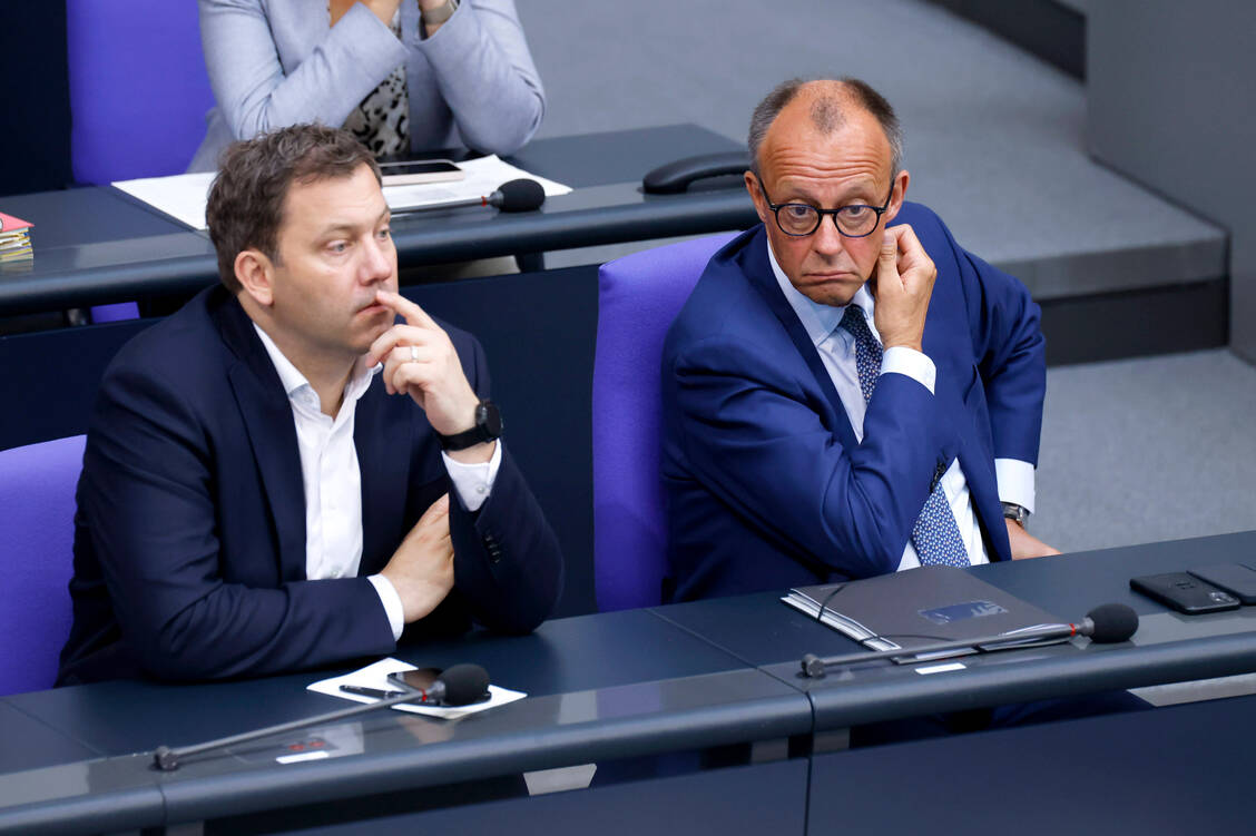 Bundeskanzler Friedrich Merz (CDU, r.) und Bundesfinanzminister Lars Klingbeil (SPD) bekommen Post vom BVDAK. Apotheken übernähmen Verantwortung weit »über ihre wirtschaftliche Belastungsgrenze hinaus«, schreibt der Verband. / © Imago/Panama Pictures