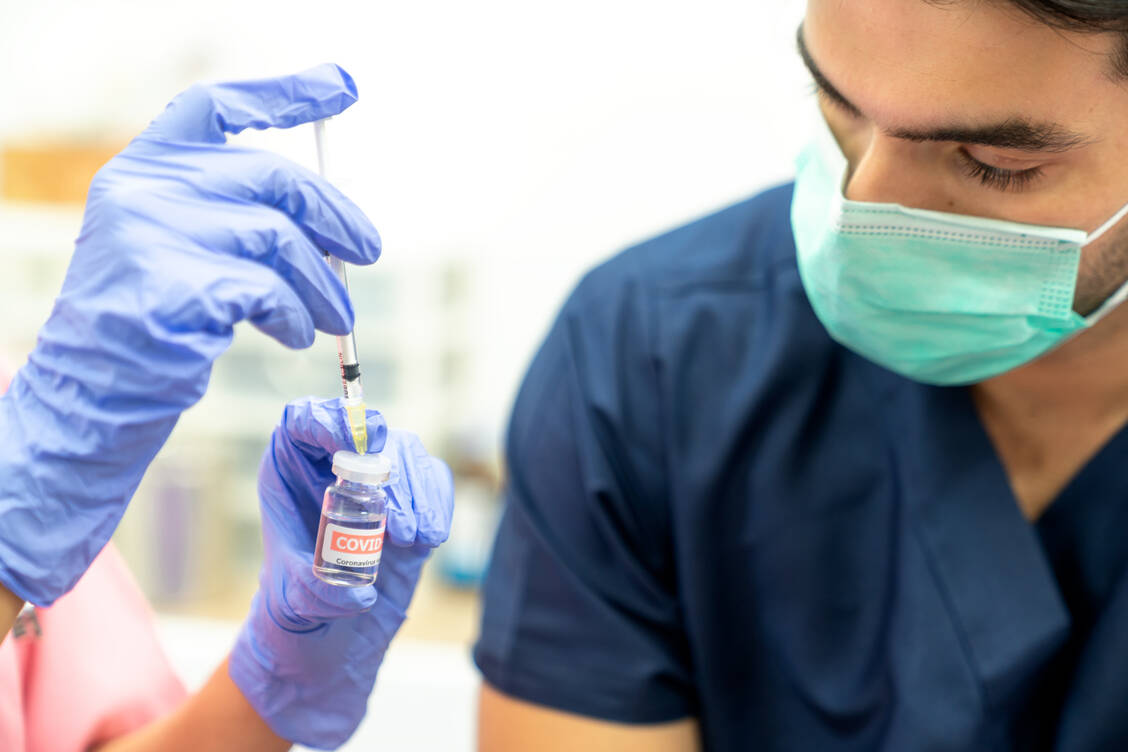 Mit der EU-Zulassung von Astra-Zenecas Impfstoff stehen demnächst zusätzliche Impfdosen bereit, mit denen aber bevorzugt die Unter-65-Jährigen gemäß der Priorisierung geimpft werden können. / Foto: Getty Images/Cravetiger