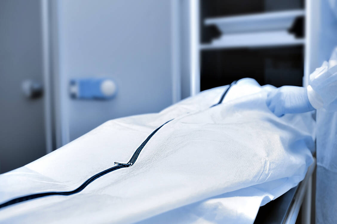 Am Universitätsklinikum Schleswig-Holstein werden täglich zwei mit Covid-19 verstorbene Patienten obduziert. Mediziner wollen herausfinden, ob die Virusinfektion wirklich die Todesursache war und die Erkrankung besser verstehen. / Foto: Shutterstock/sfam_photo