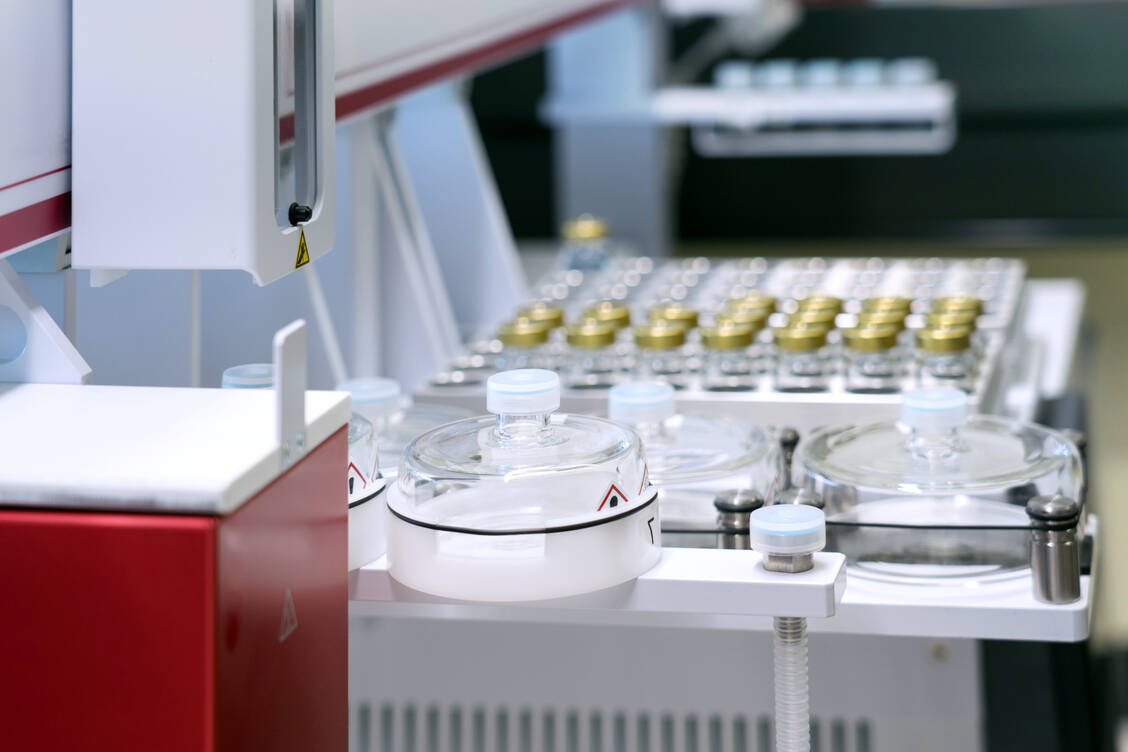 Neue Methoden für die Qualitätsanalytik: Mitte des Jahres wird eine Toolbox von optimierten und validierten chromatografischen Methoden im Europäischen Arzneibuch in Kraft treten. / Foto: Adobe Stock/markus thoenen
