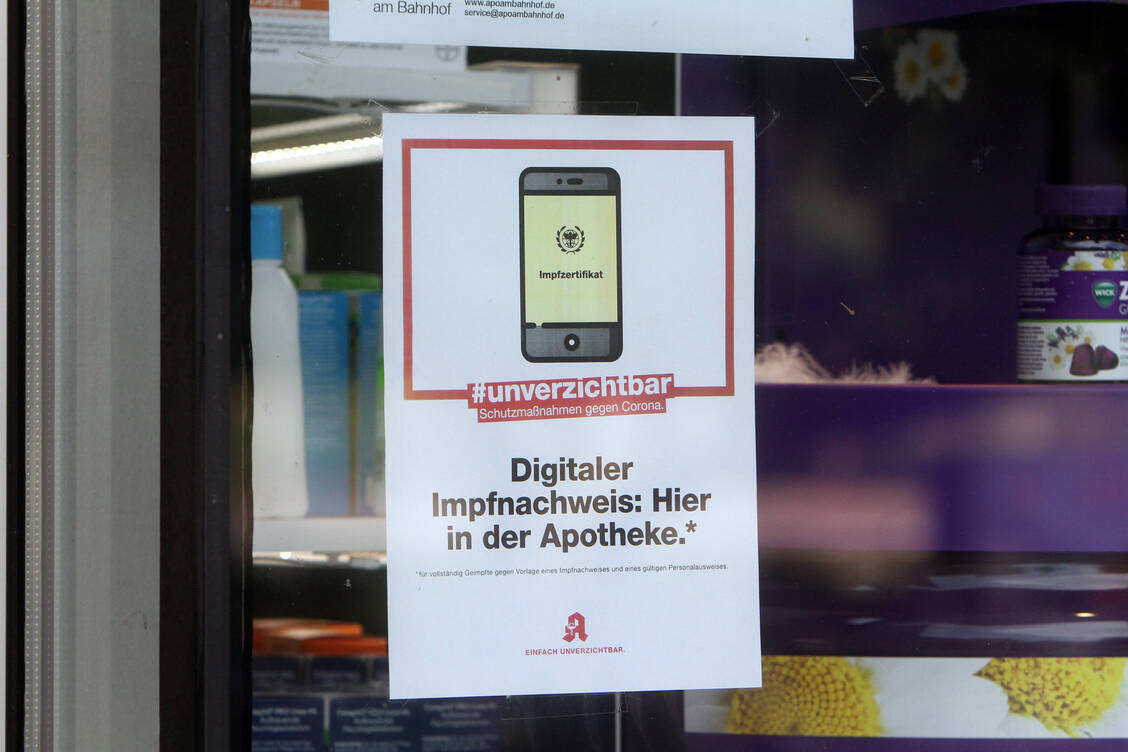 Seit Wochen sind Apotheken Anlaufstelle für Kunden, die sich einen digitalen Impfnachweis ausstellen lassen wollen. Nun müssen die Offzinen die Impflinge vorerst wieder nach Hause schicken.  / Foto: Imago Images/Ralph Peters