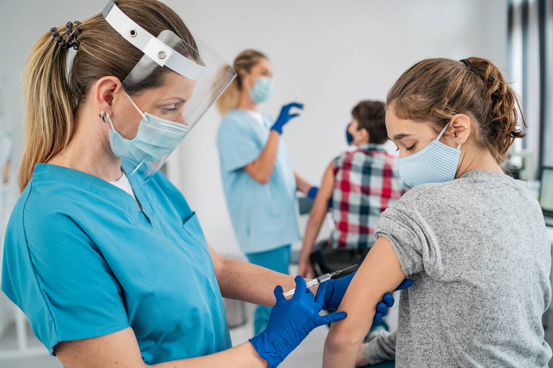 Über die Frage, ob Kinder und Jugendliche ab zwölf Jahren, die keine  Vorerkrankungen haben, gegen Corona geimpft werden sollten, wird schon länger diskutiert. Auch unter Medizinern ist man sich da nicht einig. / Foto: Getty Images/valentinrussanov