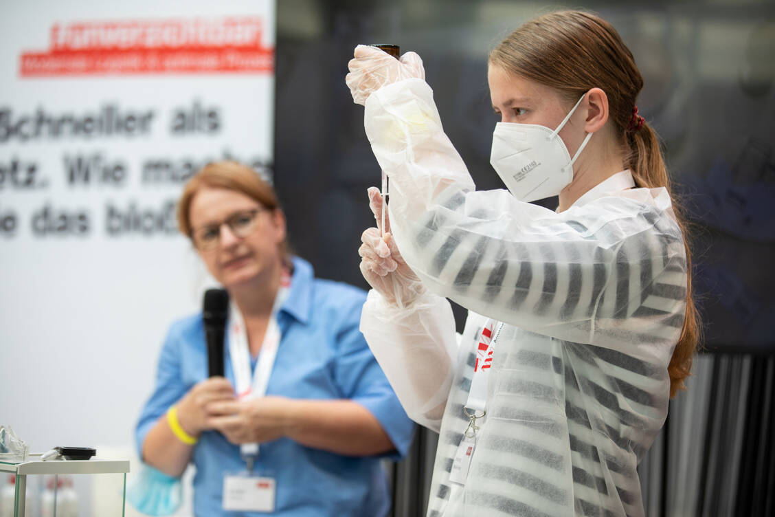 Für Kinder mit chronischen Krankheiten bestehen zu oft noch große Therapielücken. Sie lassen sich zumindest zum Teil durch Rezepturen aus der Apotheke schließen. Beim WLAT wurden verschiedene Techniken vorgeführt. / Foto: AKWL/Peter Leßmann