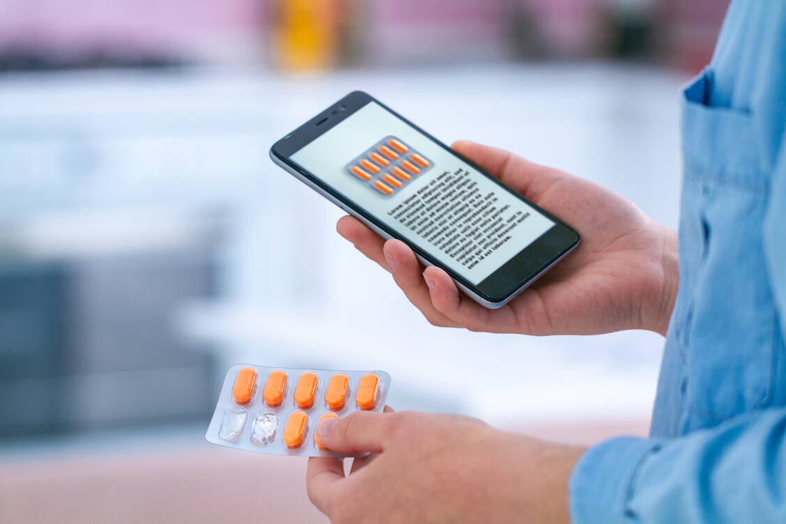 Mit dem Handy oder anderweitig können Patienten an die regelmäßige Medikamenteneinnahme erinnert werden. Solche Systeme werden mit der digitalen Verordnung einfacher einzurichten sein. / Foto: Adobe Stock/Goffkein