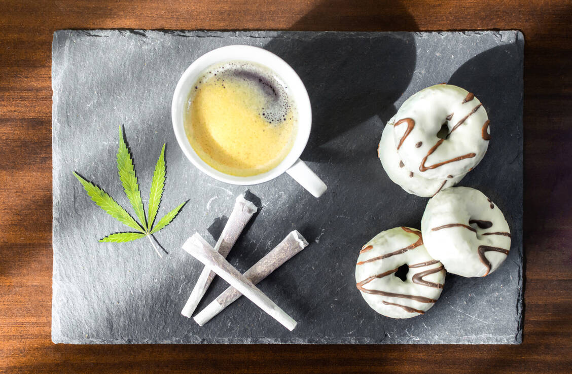 Donut und Gras zum Frühstück: Marihuana-freundliche Unterkünfte sind bereits auf der ganzen Welt zu finden. / Foto: Adobe Stock/Kemedo