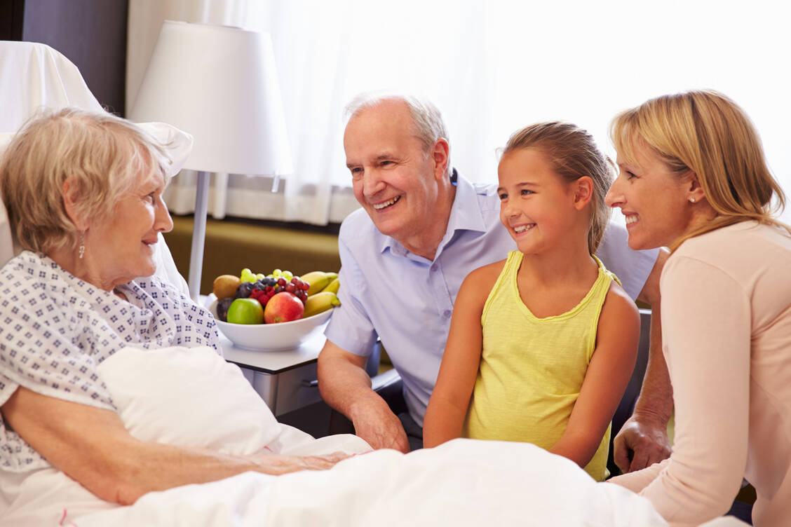 Palliativversorgung beschränkt sich nie auf den körperlichen Bereich und betrifft immer die ganze Familie. Seelische, soziale und spirituelle Bedürfnisse müssen beachtet werden. / Foto: Shutterstock/Monkey Business Images