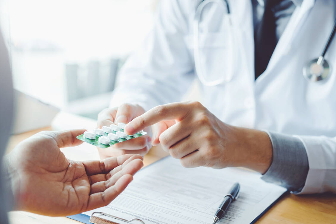 Für fast alle Erkrankungen gibt es ausreichend sichere Medikamente. So sind allein unter »embryotox.de« wissenschaftlich fundierte Bewertungen zu etwa 400 Arzneimitteln in Schwangerschaft und Stillzeit zu finden. / Foto: Adobe Stock/joyfotoliakid