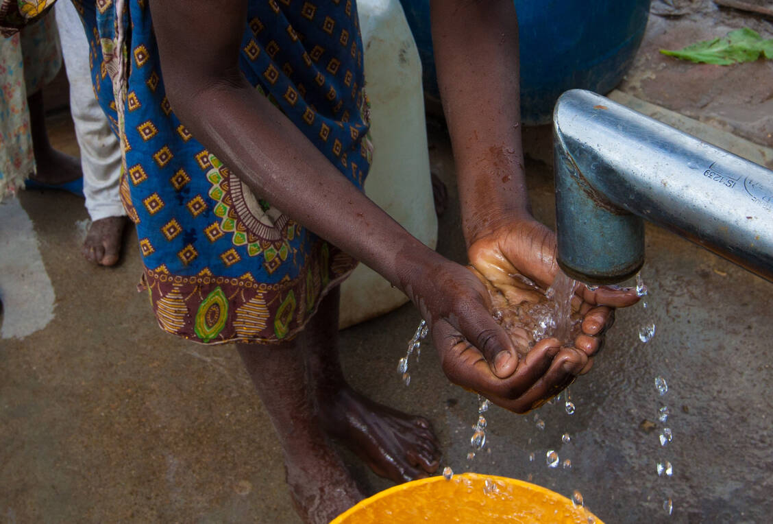 Grund für den Cholera-Ausbruch in Südost-Afrika ist laut Unicef mitunter eine schlechte Wasser- und Sanitärversorgung. / Foto: Getty Images/Guido Dingemans, De Eindredactie