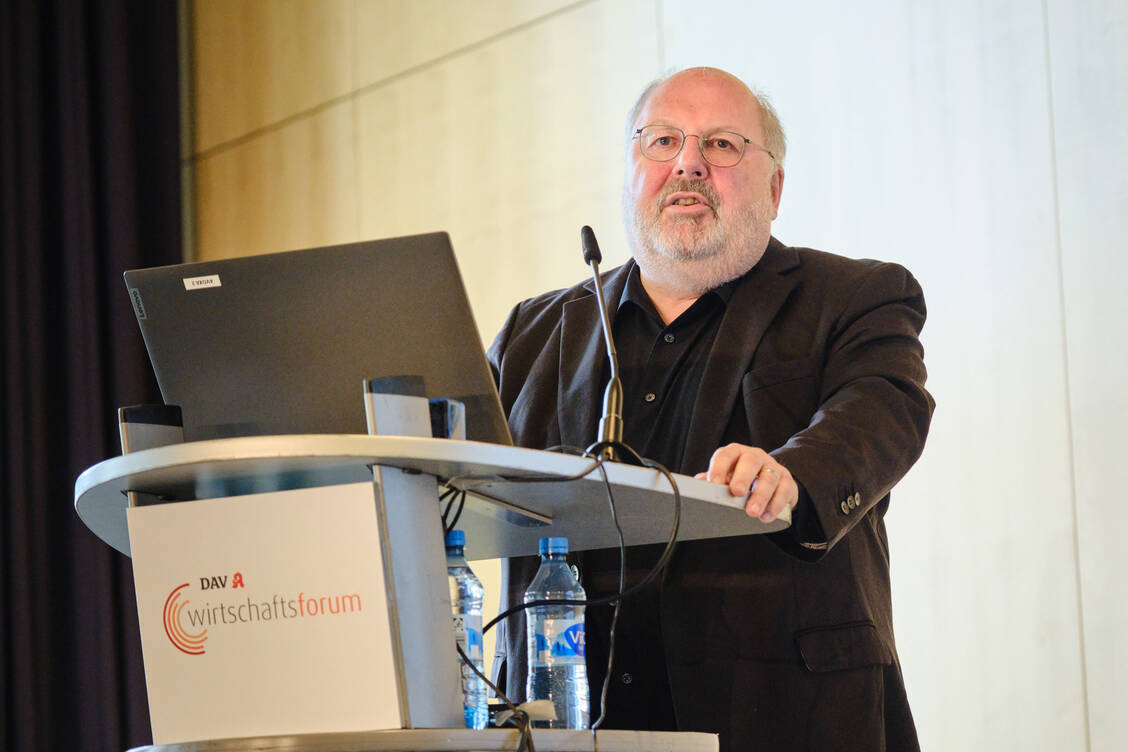 Frank Diener, Generalbevollmächtigter der Treuhand Hannover, erläuterte den negativen Einfluss der Hochpreiser auf die Apothekenvergütung. / Foto: PZ/ André Wagenzik