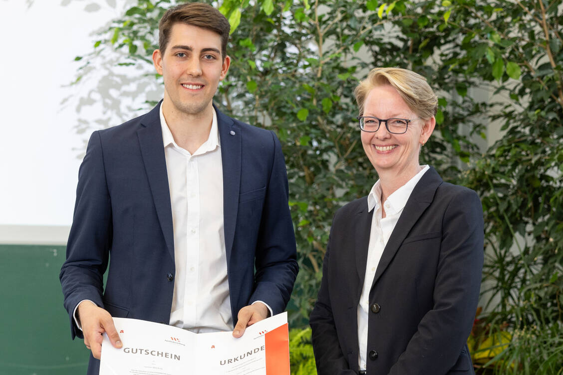 Sandra Potthast (rechts) überreichte Simon Weckop eine Urkunde und einen Kongressgutschein. / Foto: Peter Leßmann