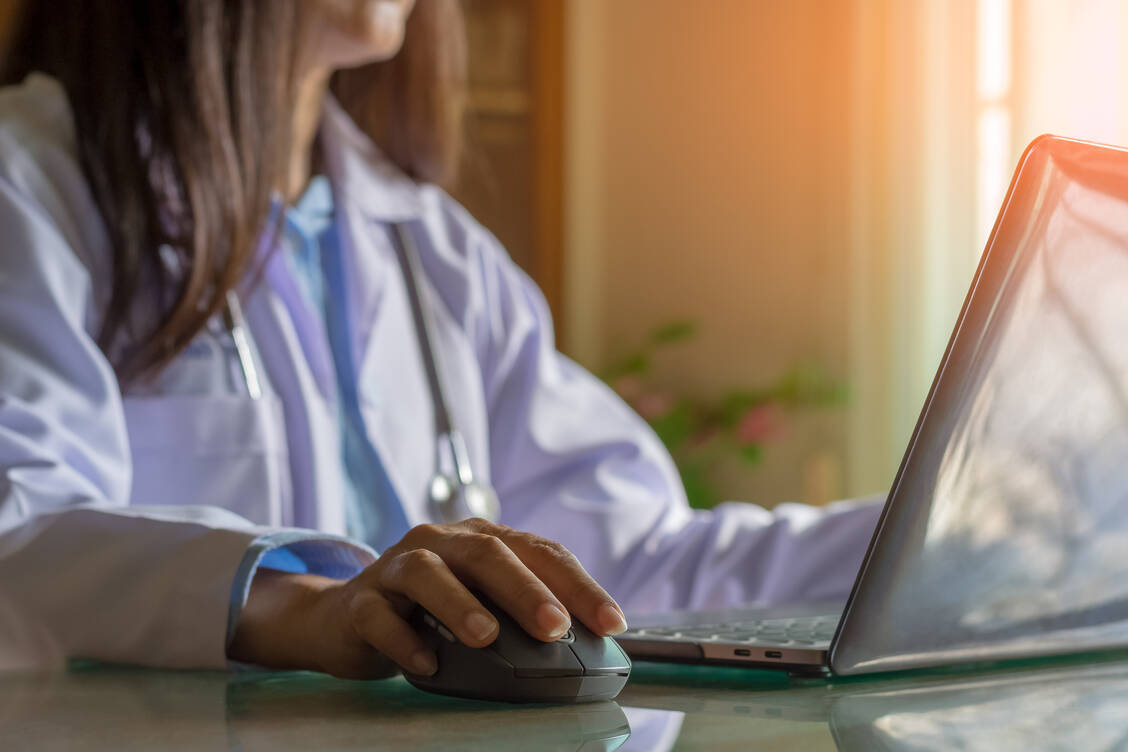 In ihrem Projekt Televisite konnten Natalia Kirsten und Kollegen die Zahl der stationären Aufnahmen bei Patienten mit chronischen Wunden um 40 Prozent senken. / Foto: Adobe Stock/PC-Prod