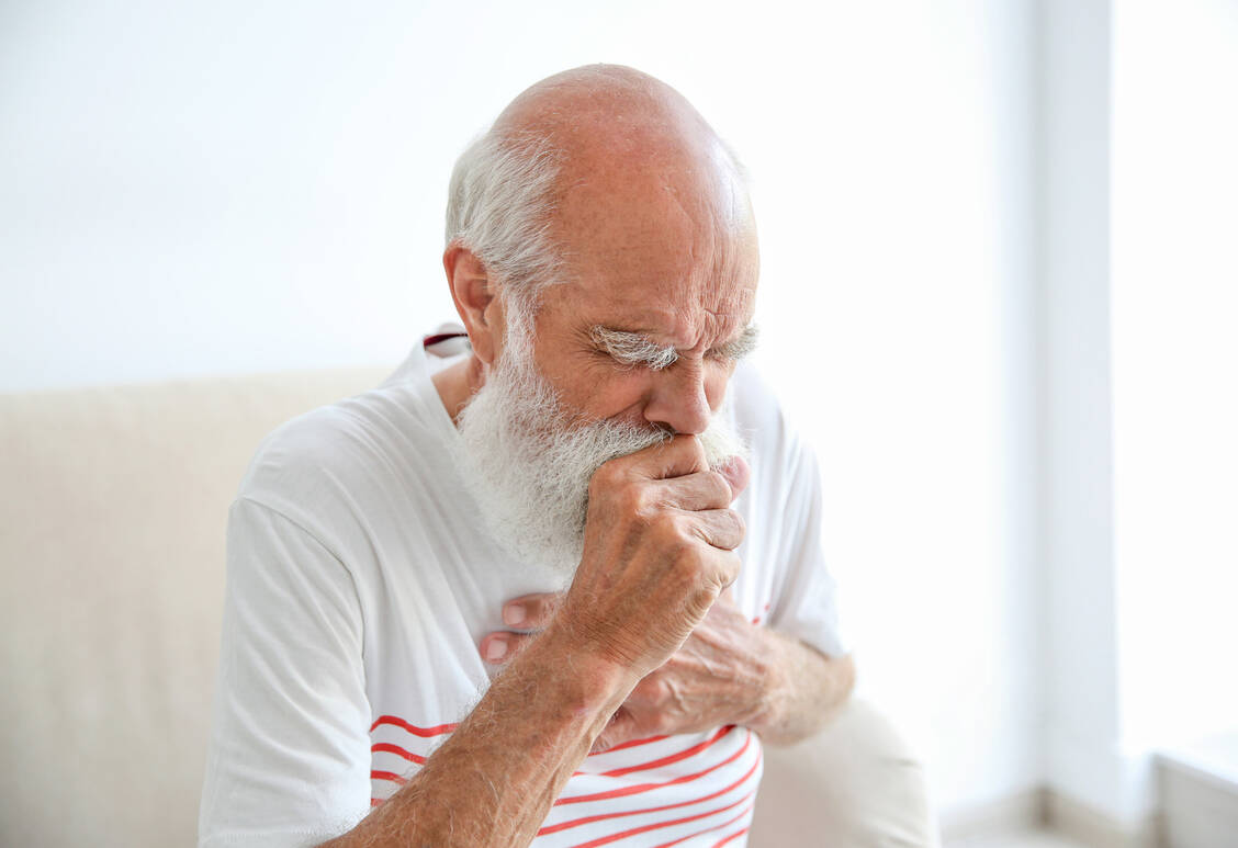 Zu den Symptomen der idiopathischen Lungenfibrose gehören Atemnot während  körperlicher Aktivität, trockener und anhaltender Husten, Müdigkeit und Schwäche. Die Krankheit betrifft in erster Linie Personen über 50 Jahre und tritt häufiger bei Männern als bei Frauen auf. / © Adobe Stock/Africa Studio