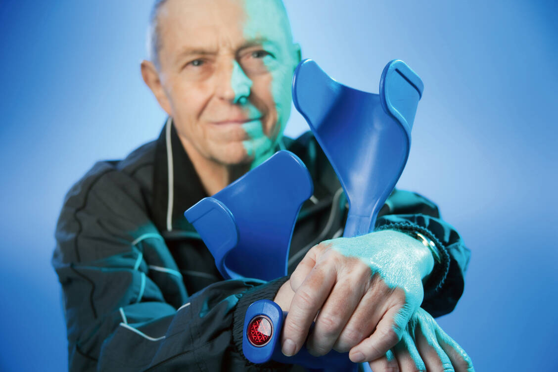 Unterarm-Gehstützen können schmerzende Knie- und Hüftgelenke deutlich entlasten, sind aber bei Patienten eher unbeliebt. / Foto: Fotolia/pix4u