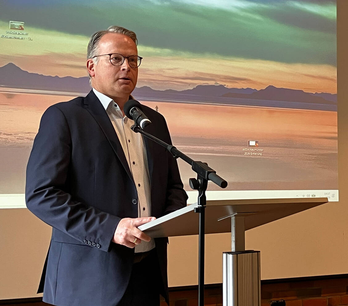 Kammerpräsident Kai Christiansen wird nicht müde im Kampf für ein höheres Apothekenhonorar. / © PZ/Daniela Hüttemann