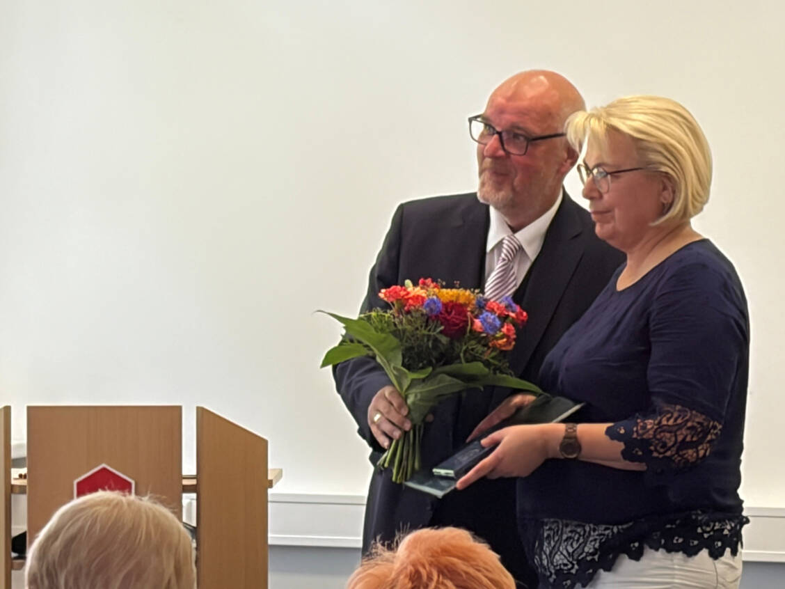 Dr. Sabine Gohlke, die über viele Jahre die Kammerarbeit mitgestaltet hat, wurde ebenfalls mit der Hermann-Hager-Medaille geehrt. / © PZ/Tebroke