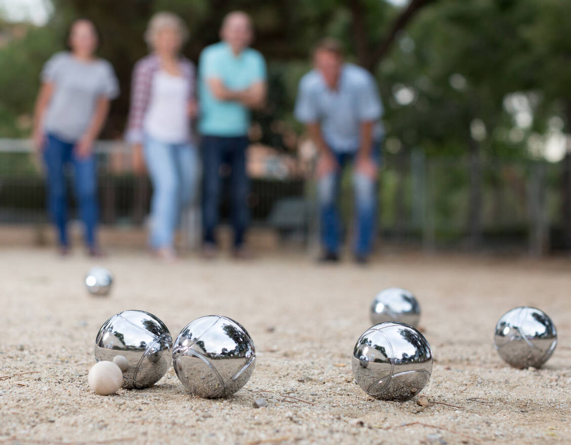 Ruhige Kugel schieben: Boule ist kein Sport, der einen richtig ins Schwitzen bringt. Die Gesundheit profitiert dennoch, sagt ein Sportmediziner. / © Adobe Stock/Iakov Filimonov