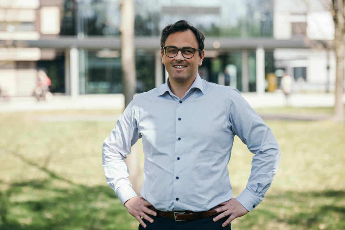 Prof. Dr. Christian Karagiannidis ist auch wissenschaftlicher Leiter des DIVI-Intensivregisters, das täglich über freie Intensivbetten in Deutschland informiert. Um aus der Pandemie schneller rauszukommen, sei die Mithilfe von Apotheken wichtig, findet er. / Foto: Kliniken Köln