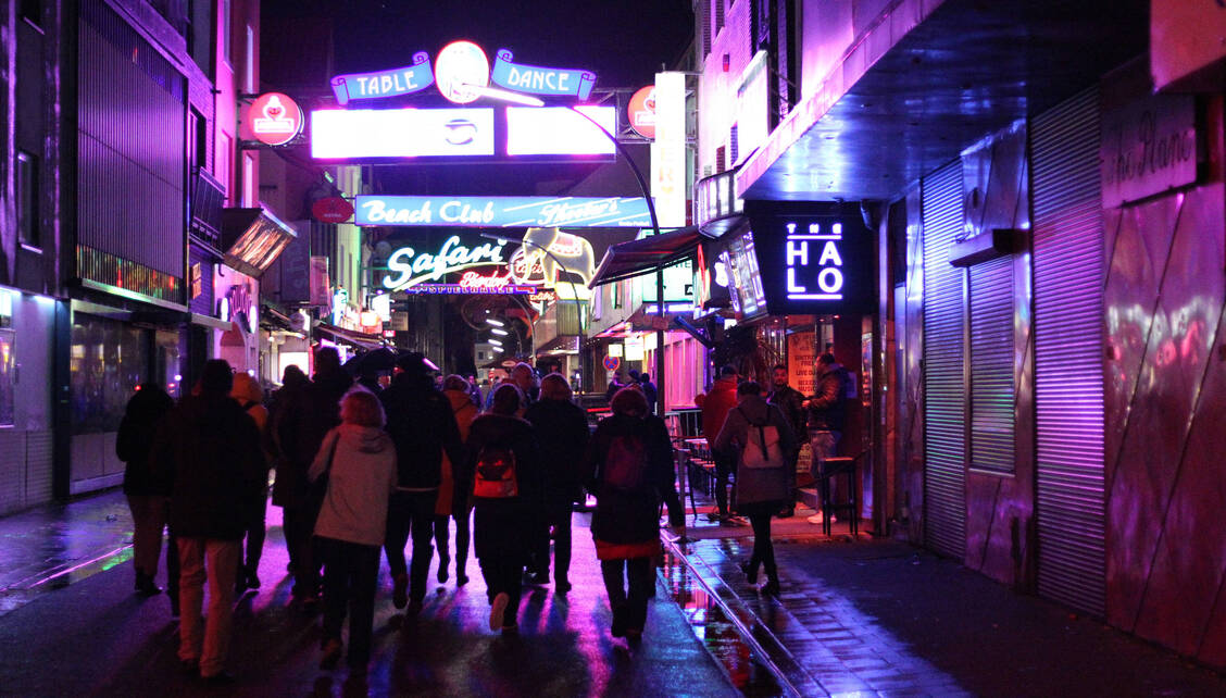 Hamburgs Gesundheitsämter sind Vorreiter bei der Nutzung der Luca-App. Allein im November knapp 69.000 Warnmeldungen ausgelöst – vor allem an Club- und Barbesucher. / Foto: imago images/Hanno Bode