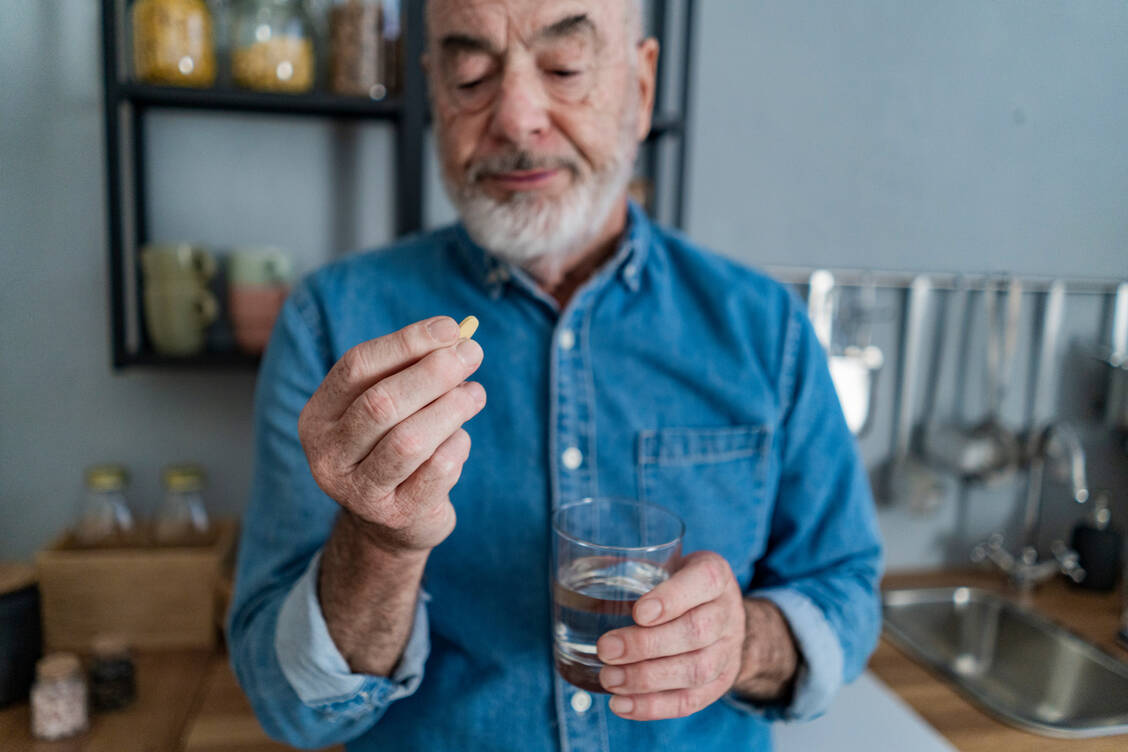Tavapadon wird einmal täglich oral eingenommen. Die übliche Erhaltungsdosis beträgt 5 mg. / © Getty Images/Westend61