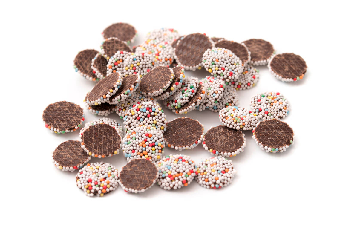 Nach dem Vorbild von Schokoladenplätzchen: Winzige, verschiedenfarbige Zuckerstreusel könnten einzigartige Muster auf der Oberfläche von Arzneimitteln generieren.  / Foto: Adobe Stock/womue