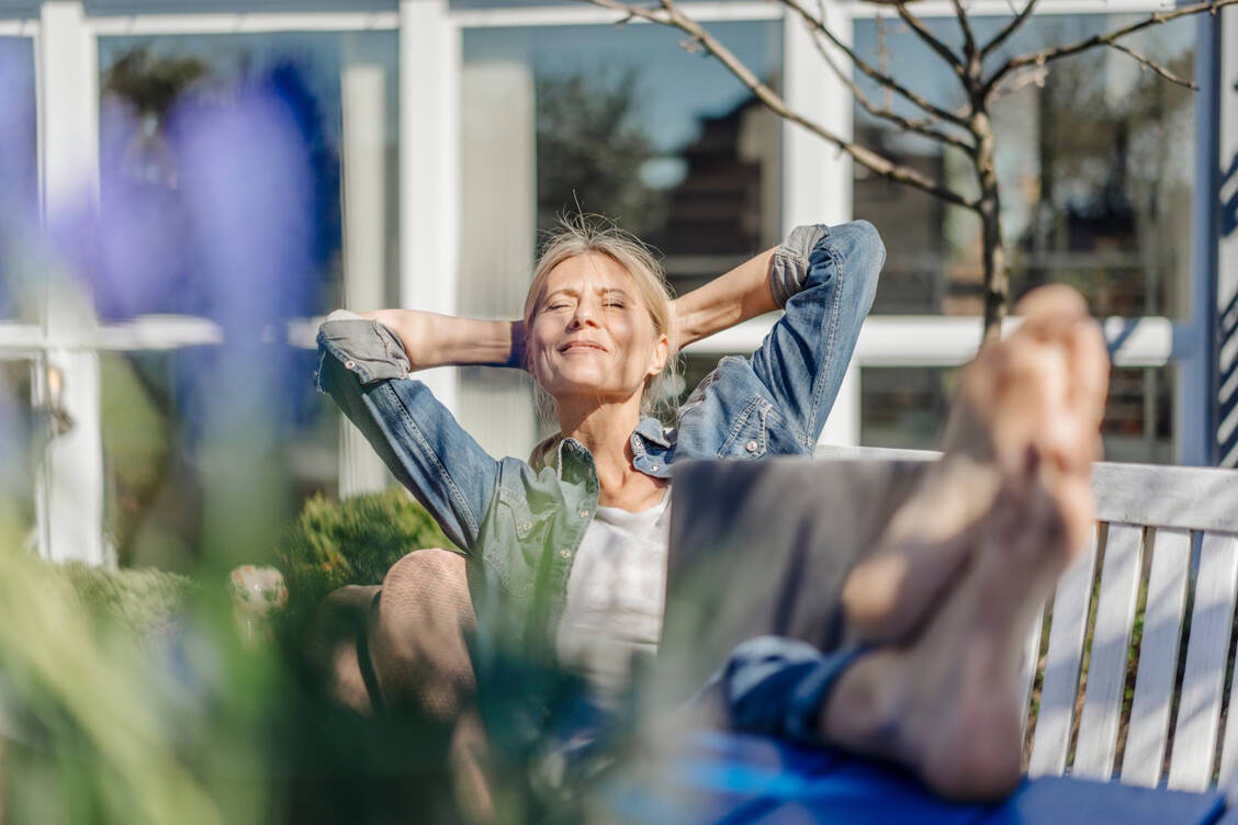 Endlich wieder Sonne tanken und durchatmen: Mit dem Frühlingsanfang gingen die Infektwellen in Deutschland zu Ende. / Foto: Getty Images/Westend61