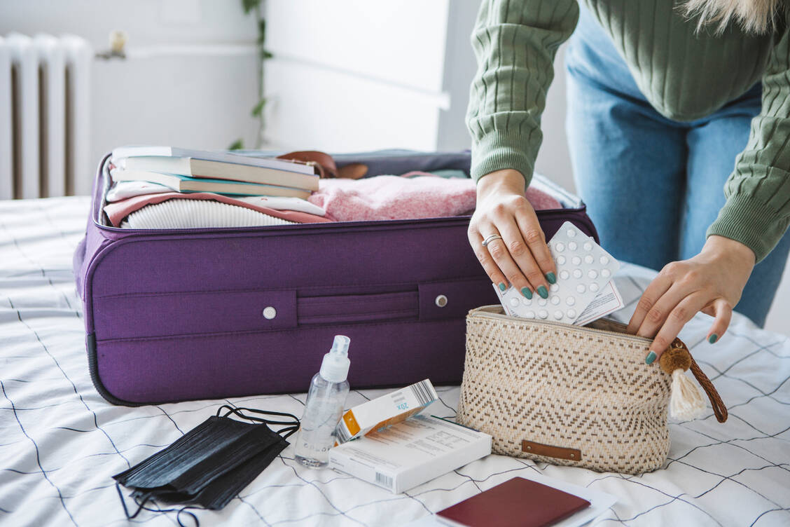 Je nach Urlaubsziel kann es sinnvoll sein, sich mit einer Reiseapotheke auszustatten.  / Foto: Getty Images/petrunjela