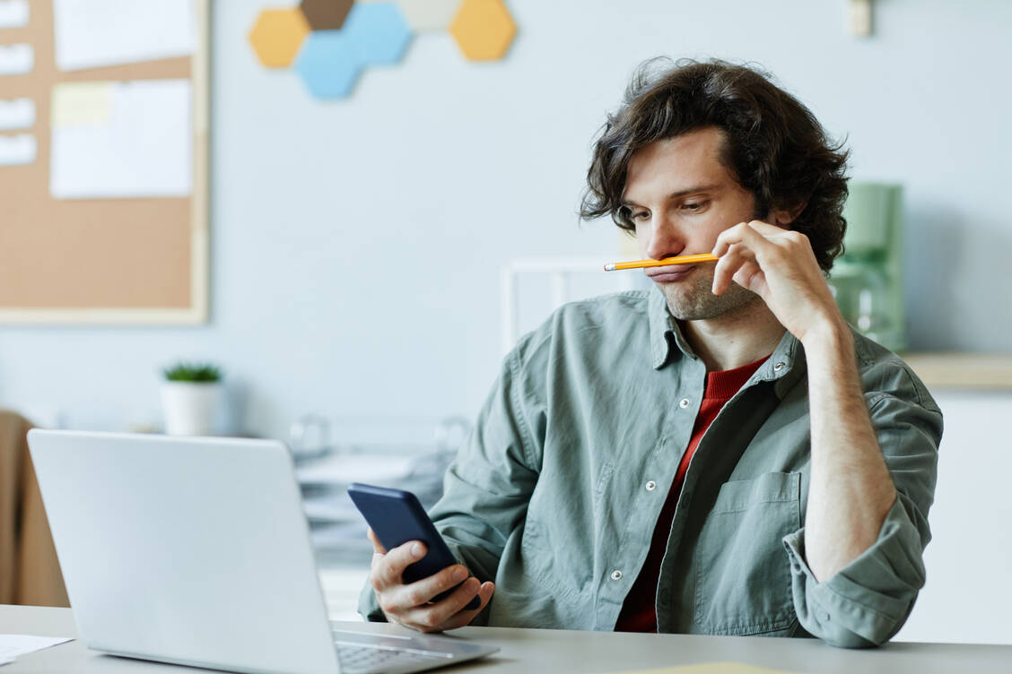Wer prokrastiniert, weiß, dass er eigentlich etwas anderes machen müsste, lässt sich aber ständig ablenken. / Foto: Adobe Stock/Seventyfour