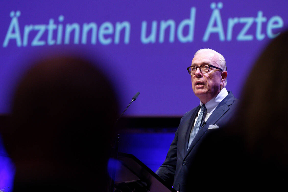 In seiner Eröffnungsrede zum Ärztetag in Essen brachte Ärztepräsident Reinhardt ein paar Ideen zur finanziellen Sanierung der Krankenkassen aufs Tableau. Niedrigere Steuern auf Arzneimitteln sind eine davon. / Foto: picture alliance/dpa