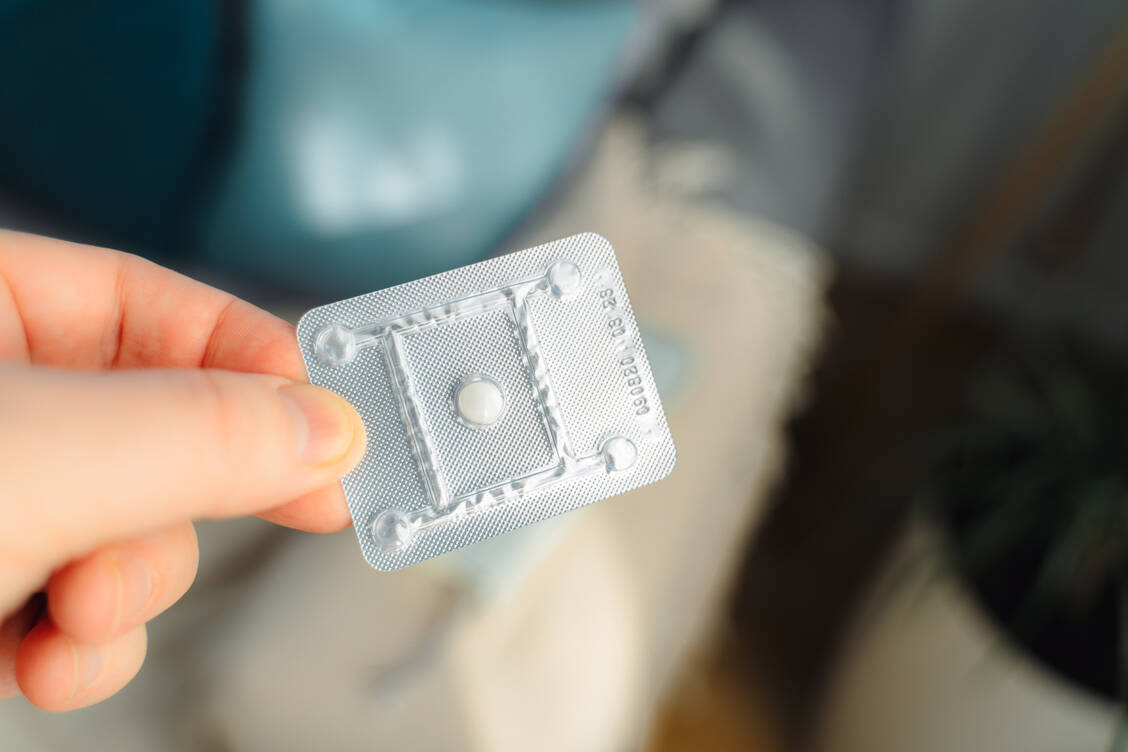 Seit dem OTC-Switch 2015 der Pille danach haben Apotheker eine besondere Verantwortung bei der Beratung und Abgabe rezeptfreier Notfallkontrazeptiva übernommen. Eine rechtzeitige Einnahme und eine ausreichende Aufgeklärtheit der Frau sind Voraussetzung für eine wirksame und sichere Anwendung. / Foto: Adobe Stock/cinematri