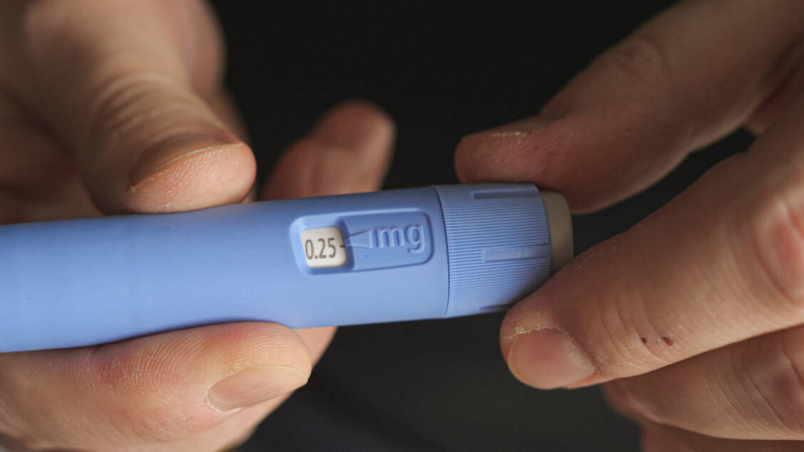 Gleiche Dosis, doppelter Preis? Beim Vergleich der beiden Semaglutid-haltigen Arzneimittel Ozempic<sup>®</sup> (gegen Diabetes) und Wegovy (gegen Adipositas) fallen erhebliche Preisunterschiede auf. / Foto: Adobe Stock/myskin
