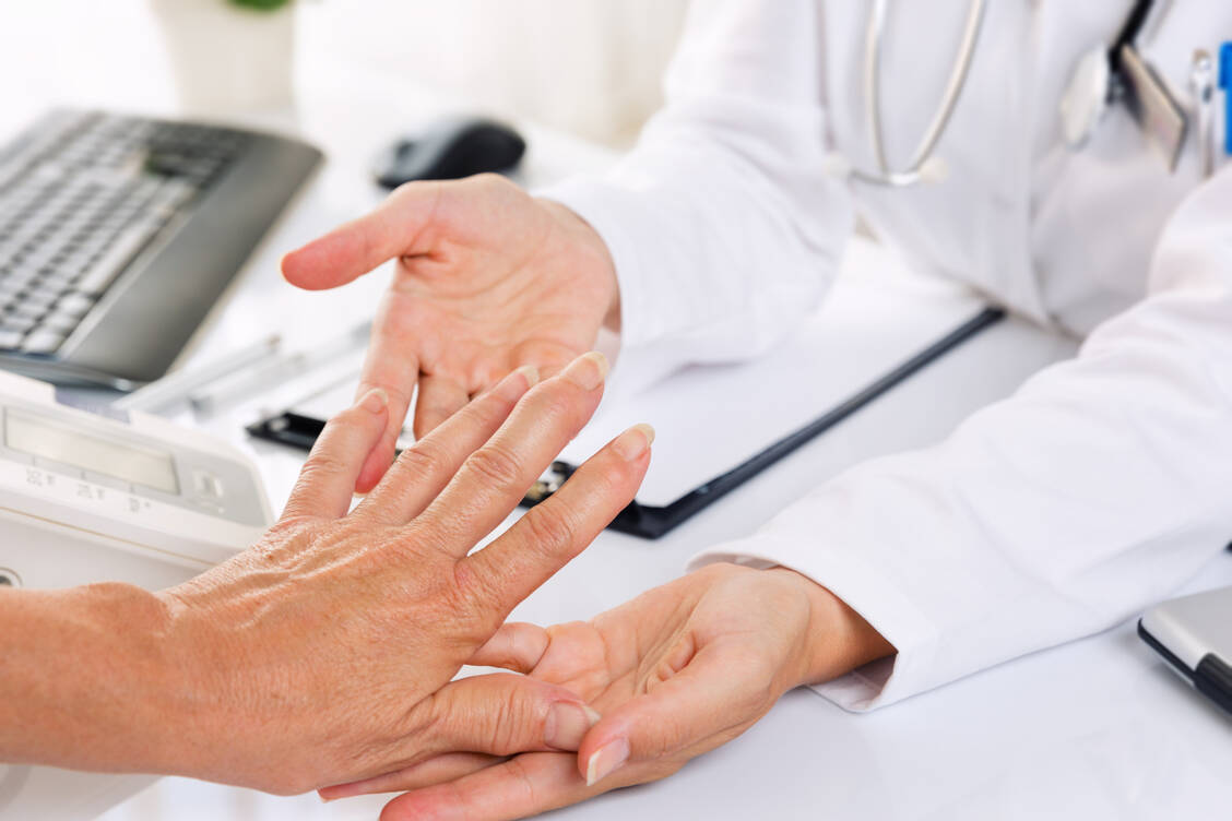 Trotz moderner Immunsuppressiva gilt eine rheumatoide Arthritis als nicht heilbar. Eventuell lässt sich aber die Erstmanifestation hinauszögern. / Foto: Adobe Stock/narstudio