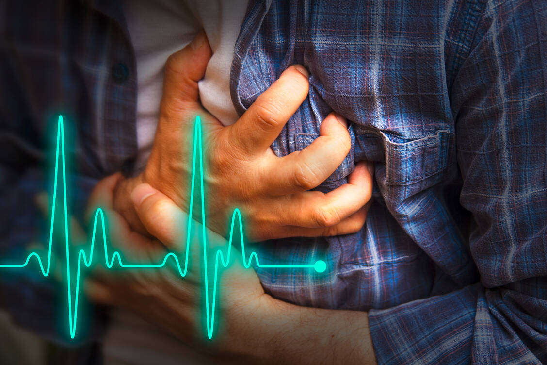 Brustschmerz und Kurzatmigkeit sind unter anderem Symptome der seltenen Herzmuskelerkrankung hypertrophe obstruktive Kardiomyopathie. / Foto: Adobe Stock/hriana