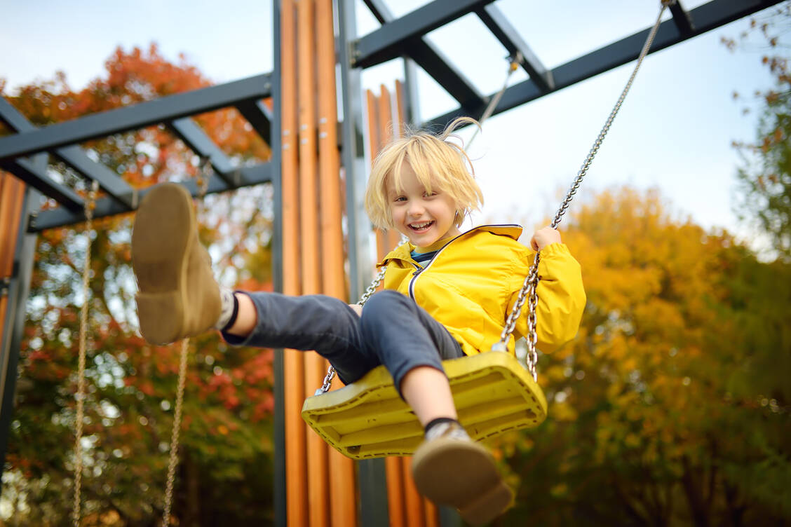 Nach Empfehlungen der Weltgesundheitsorganisation sollten sich Kinder und Jugendliche mindestens eine Stunde am Tag bewegen. / Foto: Adobe Stock/Maria Sbytova