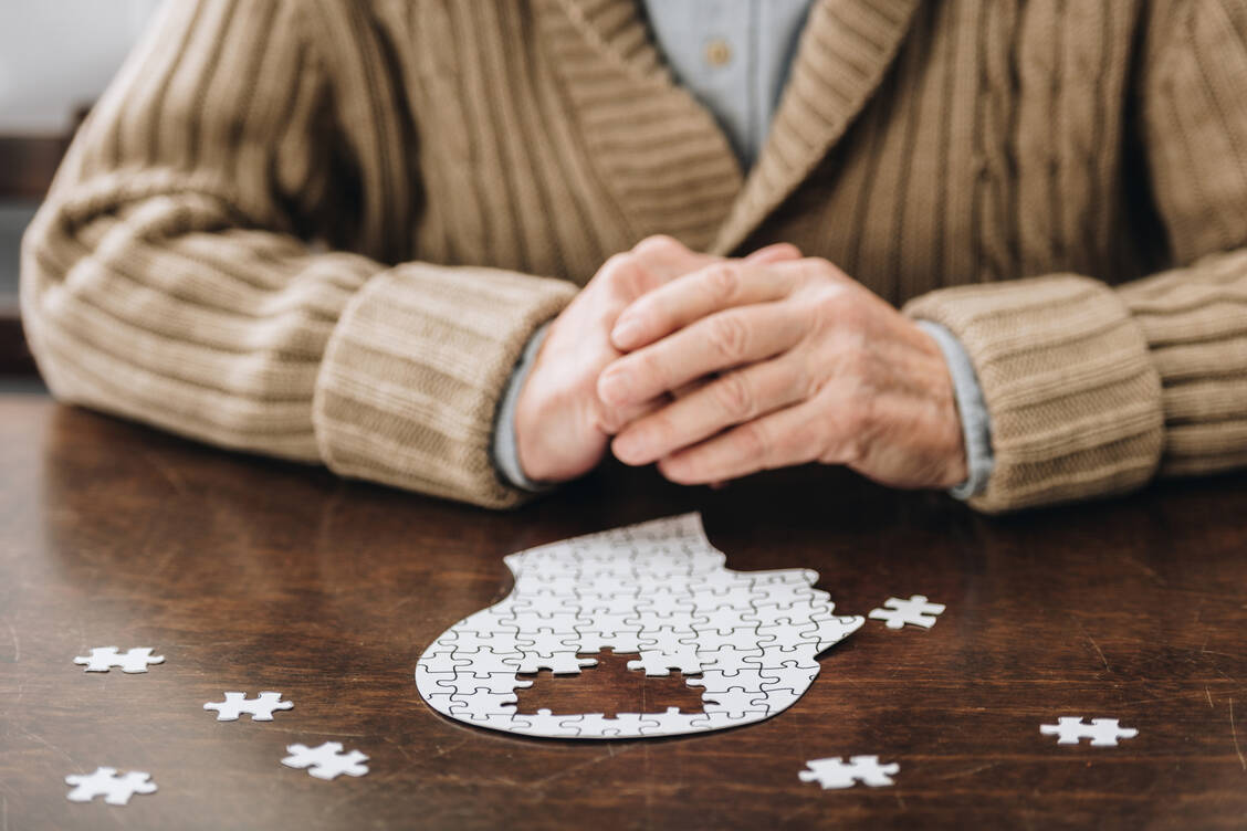 Demenzerkrankungen nehmen zu. Bislang kann man therapeutisch höchstens die Progression aufhalten.  / Foto: Adobe Stock/Lightfield Studios