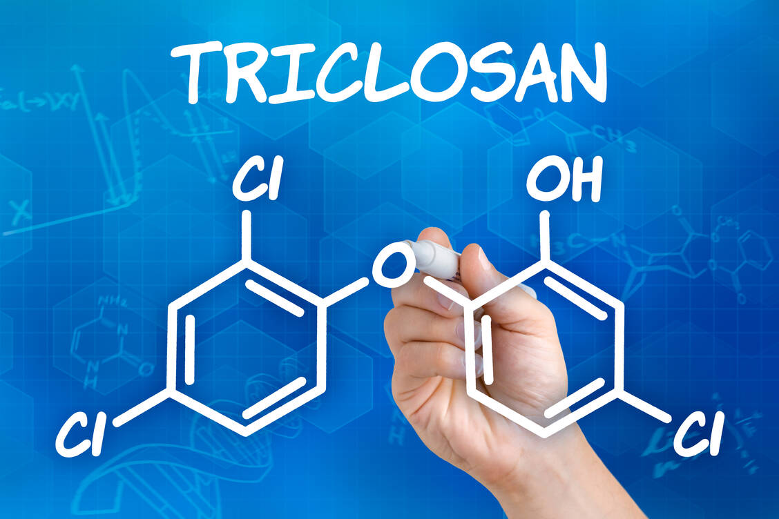 Der phenolische Arzneistoff Triclosan wird zur Behandlung verschiedener infektiöser Haut­erkrankungen eingesetzt. / Foto: Adobe Stock/Zerbor