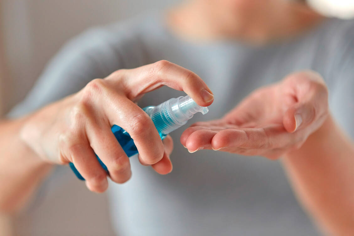 Beide von der WHO empfohlene alkoholbasierte Desinfektionslösungen sind ausreichend wirksam gegen SARS-CoV-2, zeigt eine aktuelle Studie. / Foto: Adobe Stock/lev dolgachov