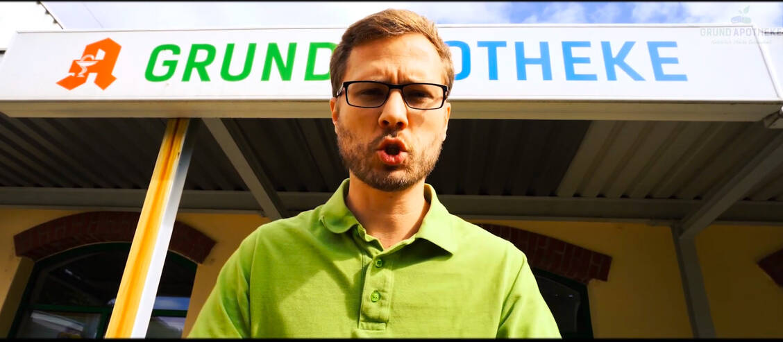 Die Apotheken haben während der Coronavirus-Krise mal wieder eine unverzichtbare Rolle gespielt. Apotheker Stephan Torke aus Sachsen will den Menschen das mit Hilfe eines Musikvideos näherbringen. / Foto: Youtube/Torke