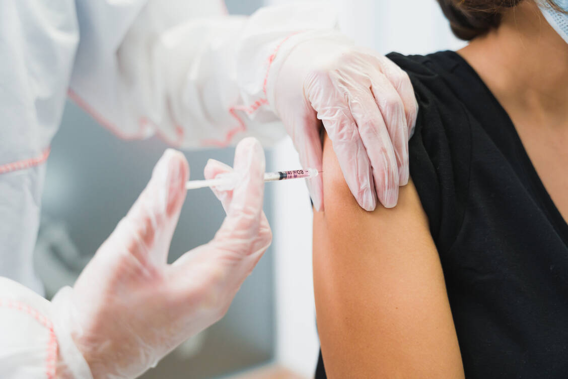 Auch im Januar kann eine Impfung gegen die Grippe noch sinnvoll sein. Vakzine sind jedenfalls ausreichend vorhanden.  / Foto: Adobe Stock/ManuPadilla