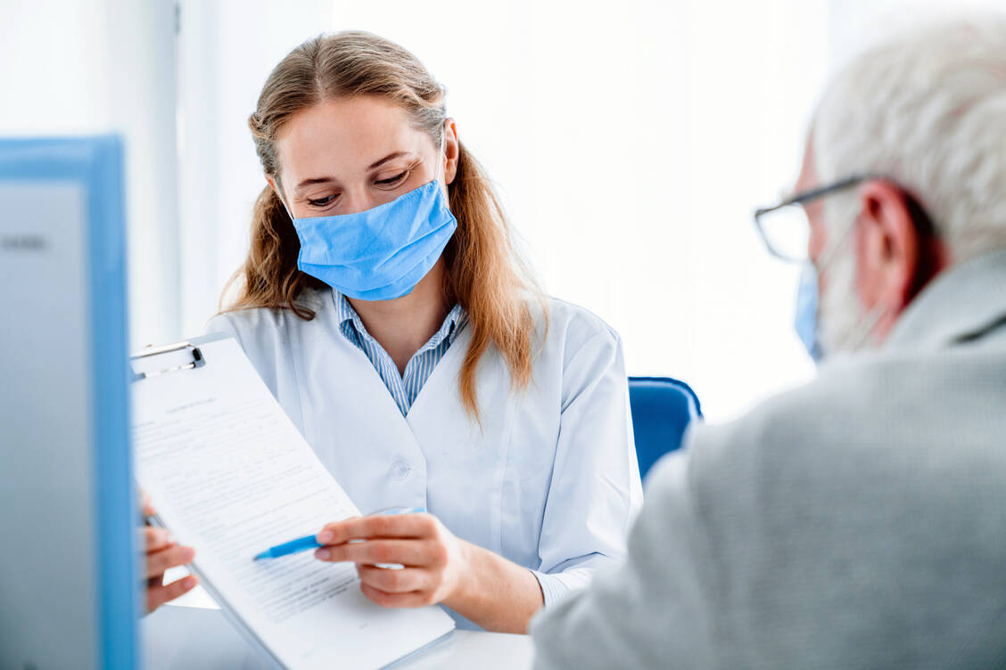 Den persönlichen Kontakt des Apothekenpersonals mit dem Patienten kann die Technik nicht ersetzen. Vielmehr sind regelmäßige, auch ausführliche Gespräche wichtig. / Foto: Adobe Stock/InsideCreativeHouse