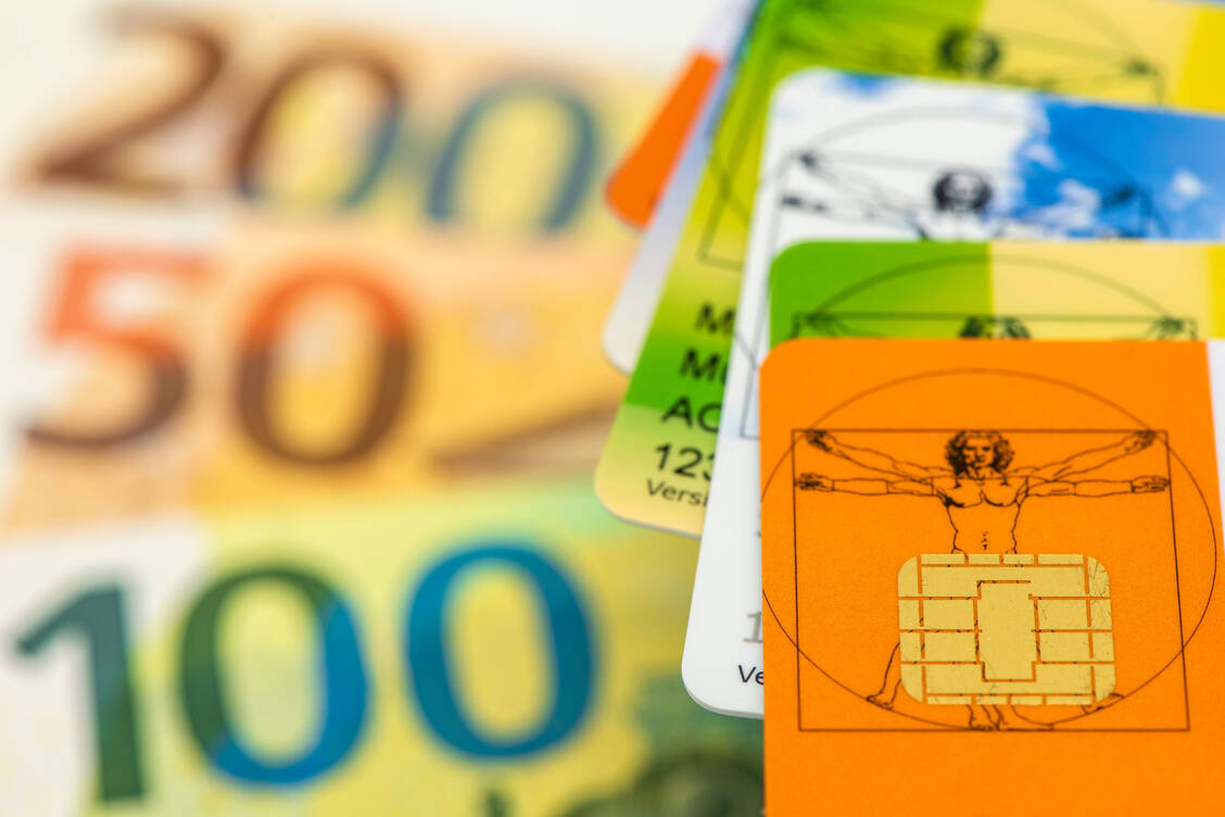 Die Finanzlage der Kassen ist angespannt.  Gleichzeitig wird über teils großzügig erhöhte Vorstandsgehälter berichtet. / © Imago/Wolfilser