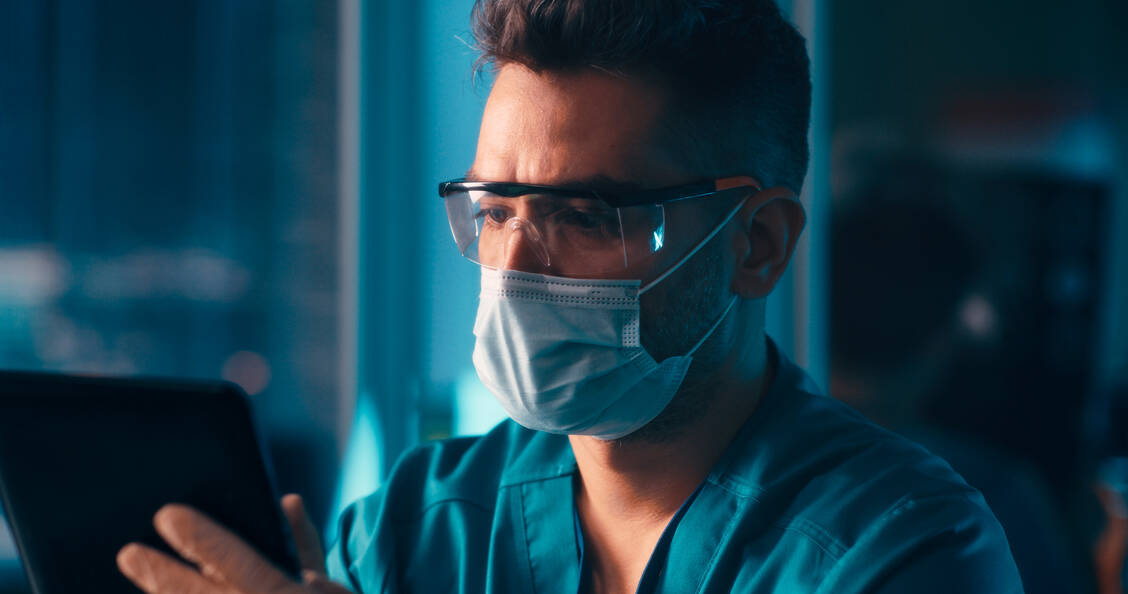 Mediziner und Geimpfte sollten über die möglichen Anzeichen einer Thrombose und/oder Thrombozytopenie nach der Covid-19-Impfung mit Astra-Zeneca oder Janssen genau informiert sein. / Foto: Getty Images/EvgeniyShkolenko